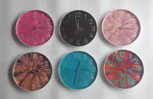 Horloge murale suédoise colorée